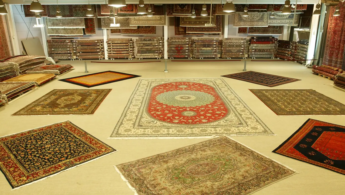 Die Ausstellungshalle des Orient-Teppich-Palais 1001 Nacht mit ausgelegten Orientteppichen und Teppichstapeln